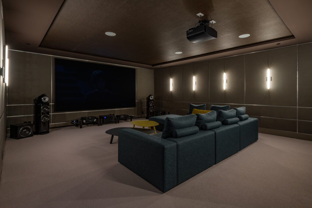Luxurious,Theater,Room,With,Large,Screen,And,Lighting
